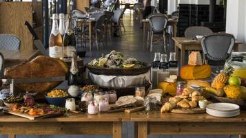 Ein reichhaltiges Frühstücksbuffet mit verschiedenen Speisen und Getränken.