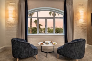 Quarto casal (Piazza Facing ) | Roupas de cama premium, frigobar, cofres nos quartos, Wi-Fi de cortesia