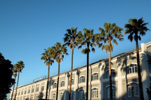A building with multiple floors and a sign that reads "Hotel de Paris."
