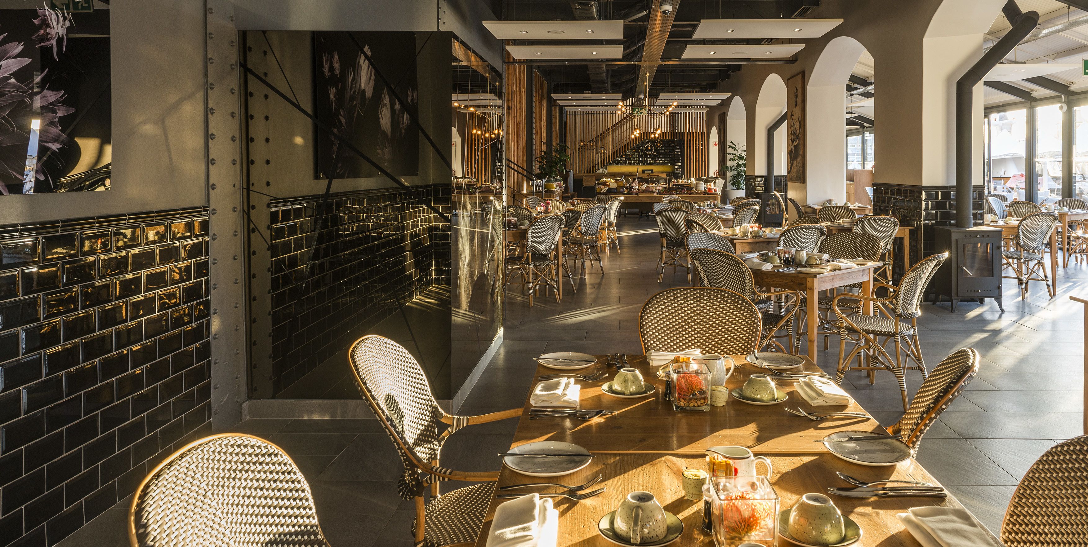 朝食、ランチ、ディナーに営業 (多国籍料理、オーシャン ビュー)