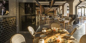 Breakfast, lunch, dinner served; international cuisine, ocean views