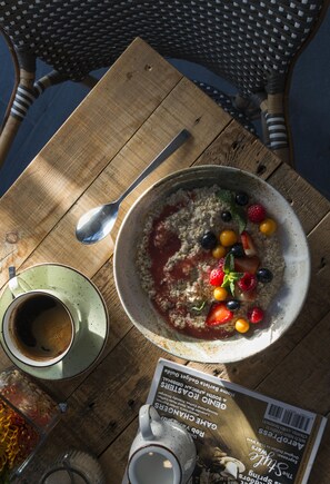 Se sirven desayunos y cocina internacional (con vistas al mar) 