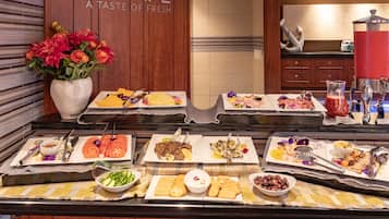 Petit déjeuner buffet servi en semaine (165 ZAR par personne)