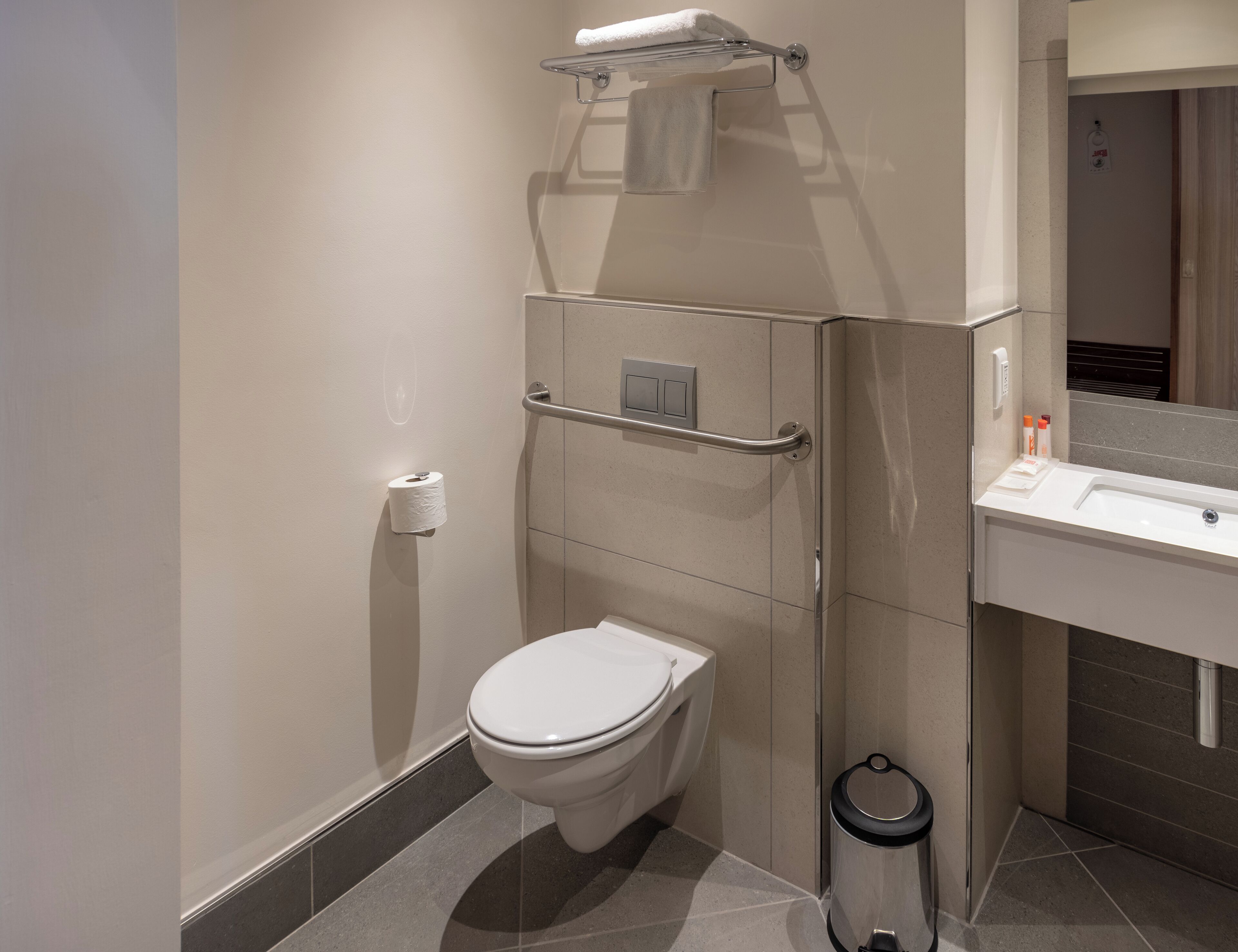 separate bathtub and shower, free toiletries, towels