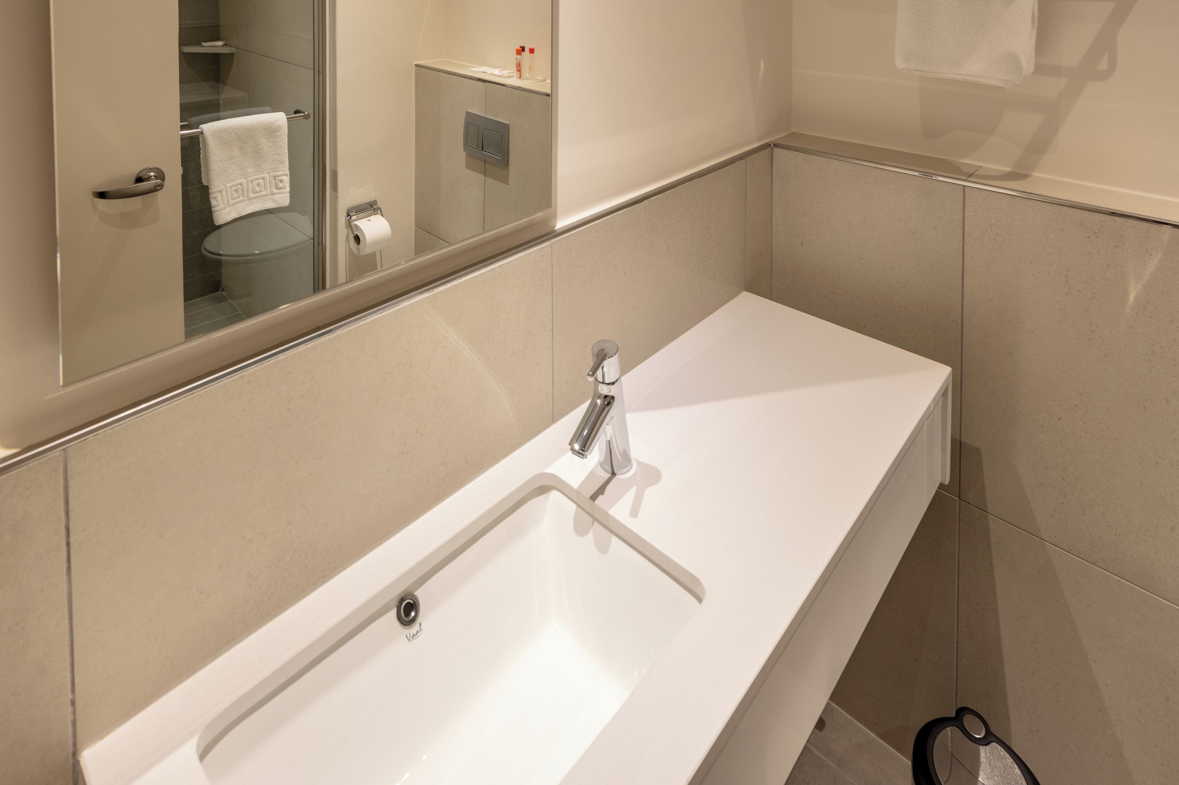 double room, accessible, non smoking | bathroom | separate bathtub and shower, free toiletries, towels