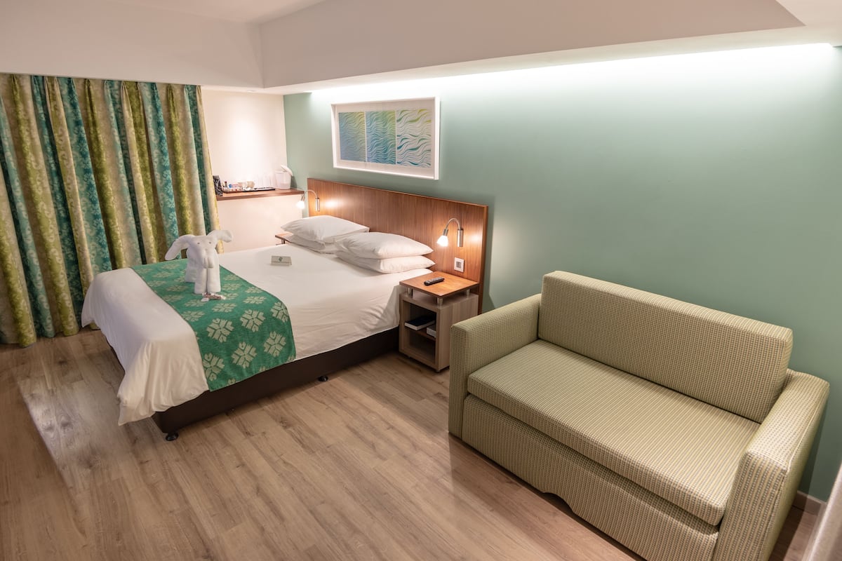 double room, non smoking | in-room safe, desk, blackout curtains, iron/ironing board