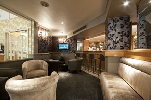 2 bars/lounges