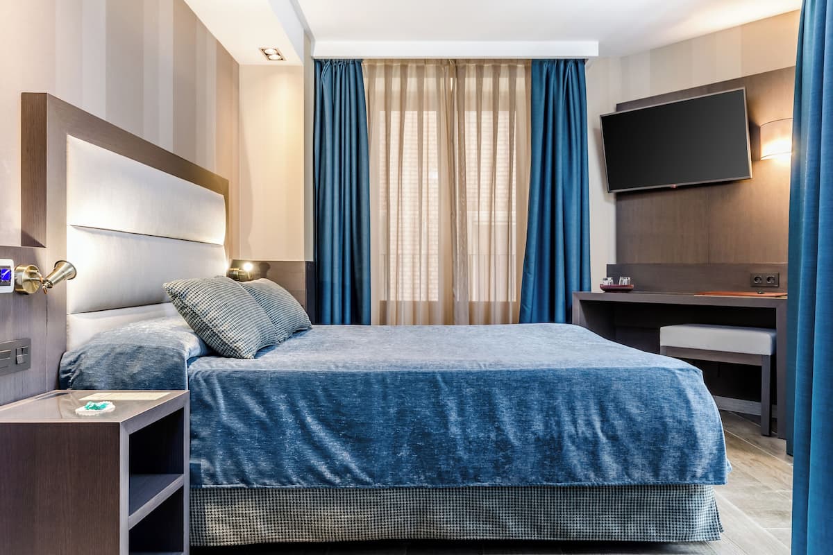 1 bedroom, down duvets, in-room safe, desk