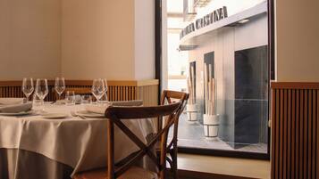 2 restaurants; ze serveren er ontbijt, lunch en diner