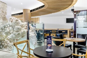 2 restaurantes: opção de café da manhã, almoço e jantar