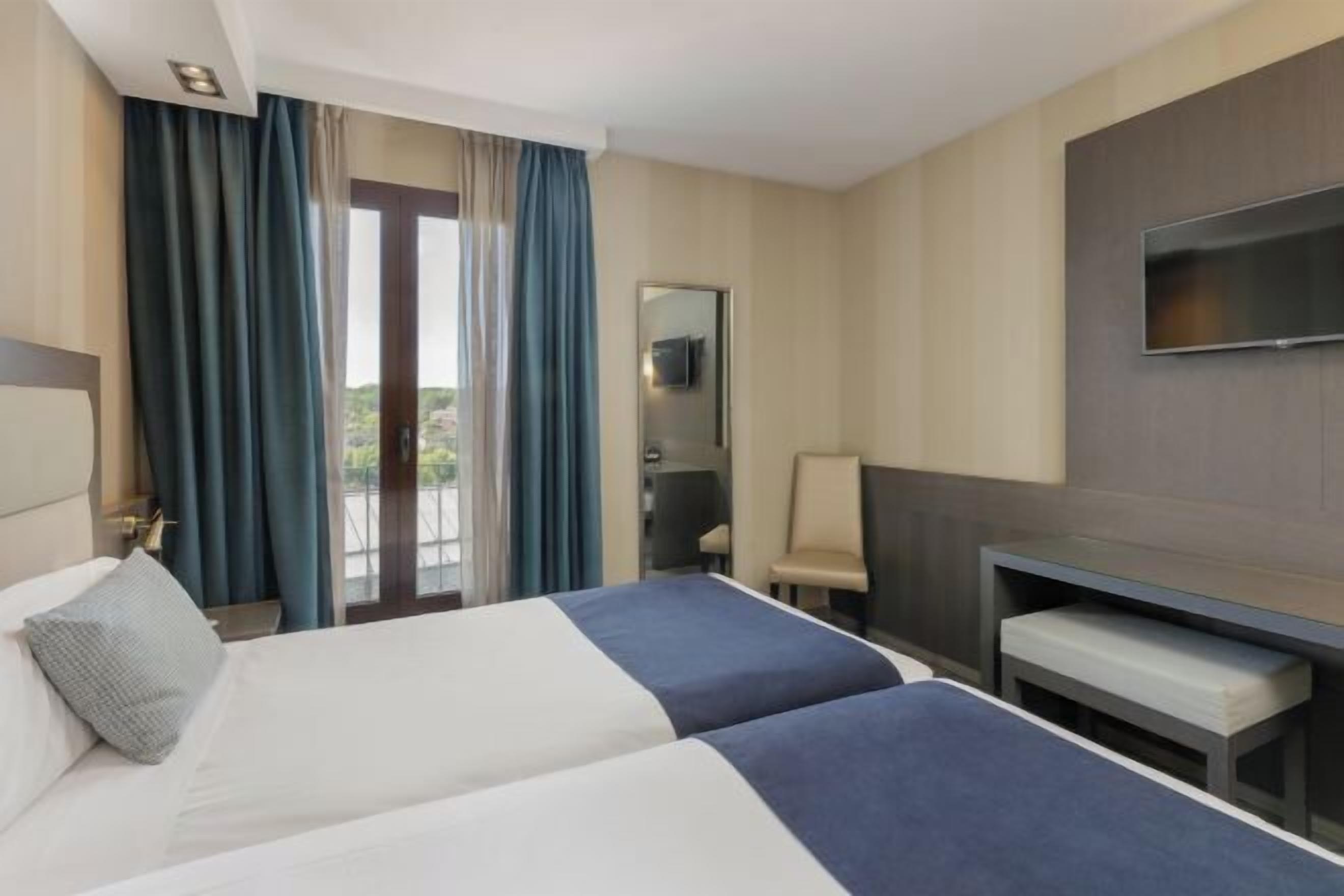 Down duvets, in-room safe, desk, laptop workspace