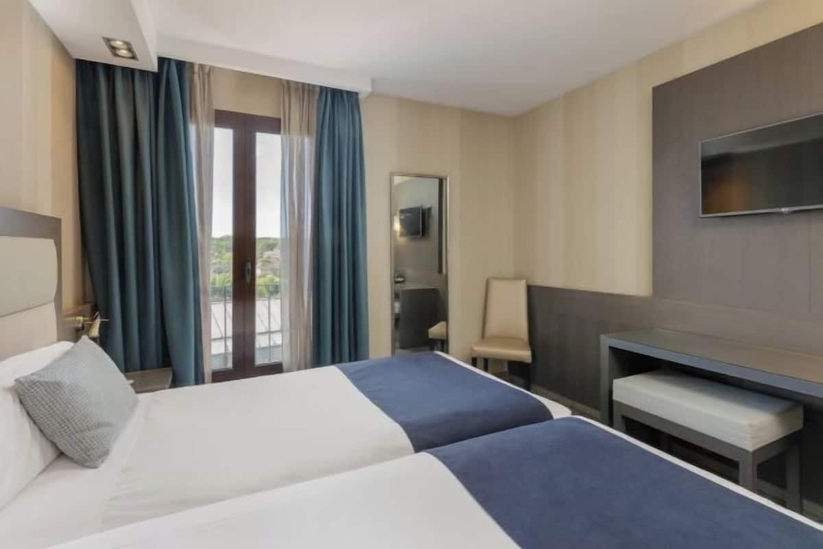 Down comforters, in-room safe, desk, laptop workspace