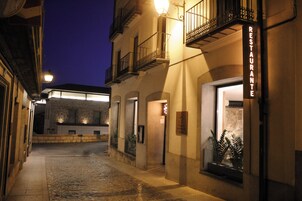 2 restaurantes; se sirven desayunos, almuerzos y cenas