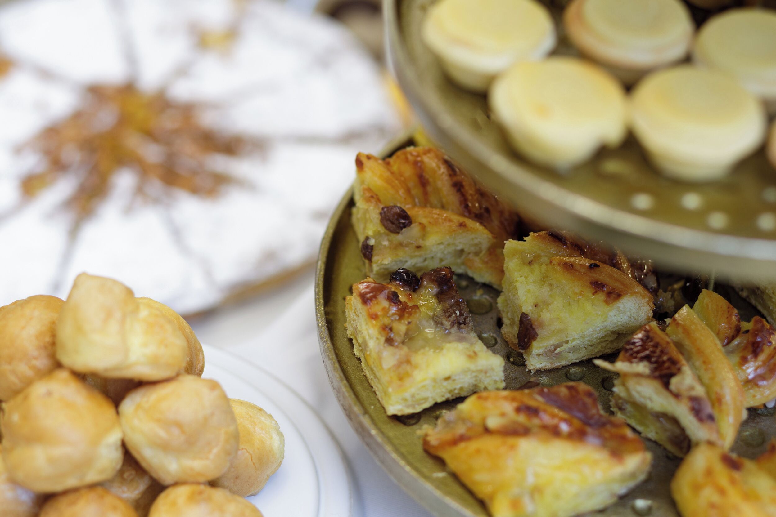 Variedad de productos horneados, como pasteles y pan, sobre una mesa.