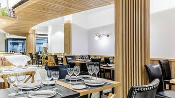 2 restaurants; ze serveren er ontbijt, lunch en diner