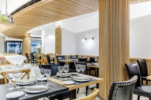 2 restaurantes; se sirven desayunos, almuerzos y cenas