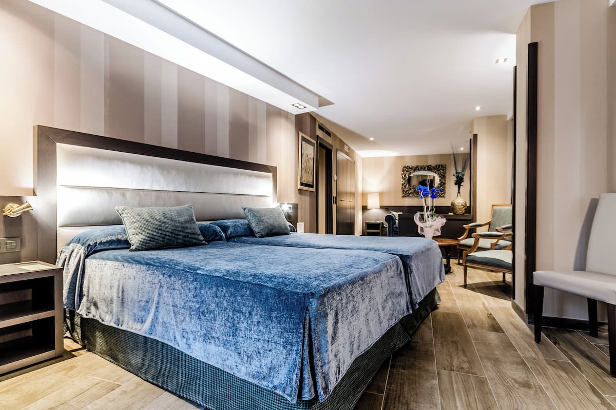 Suite | 1 bedroom, down duvets, in-room safe, desk