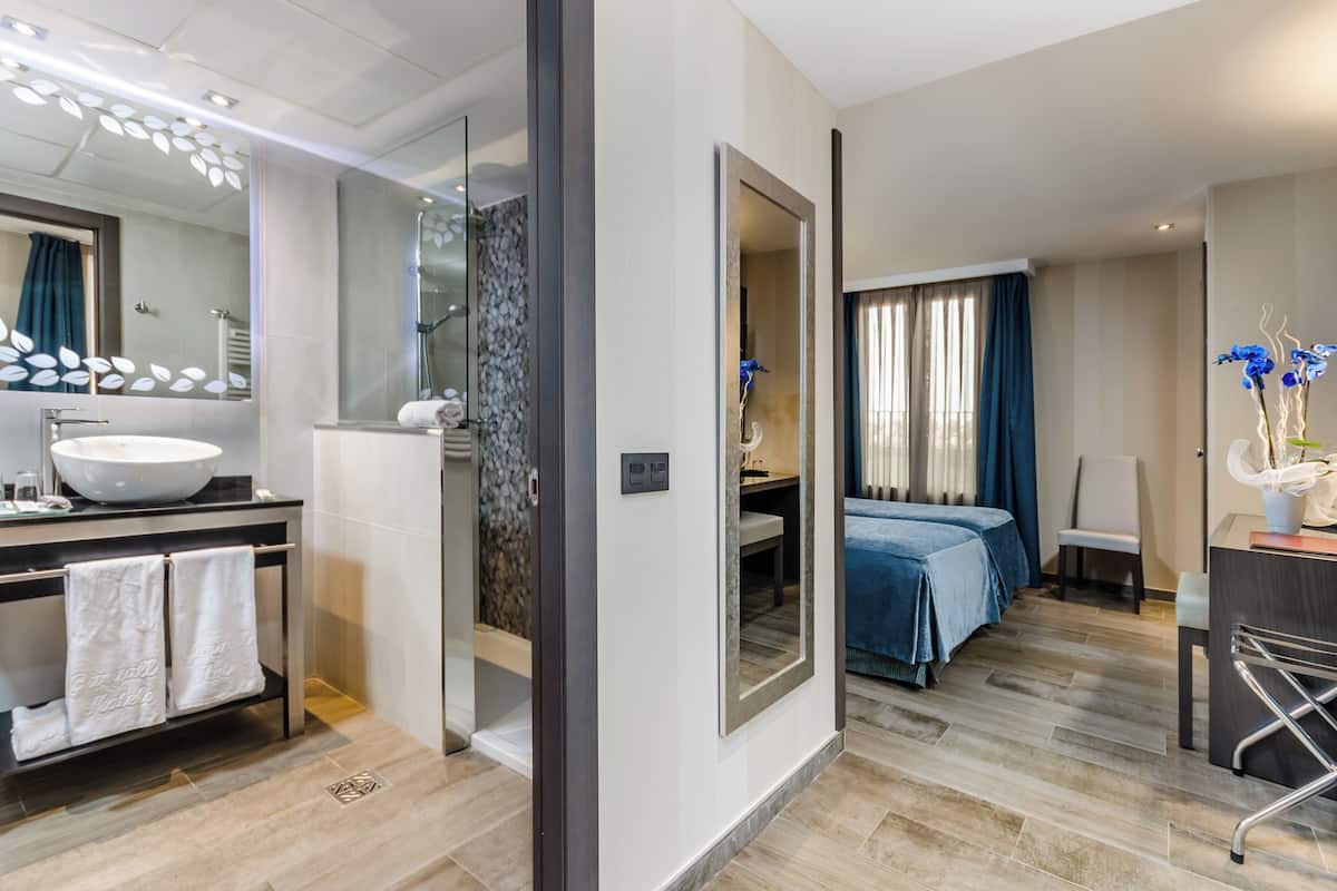double room, terrace | 1 bedroom, down duvets, in-room safe, desk