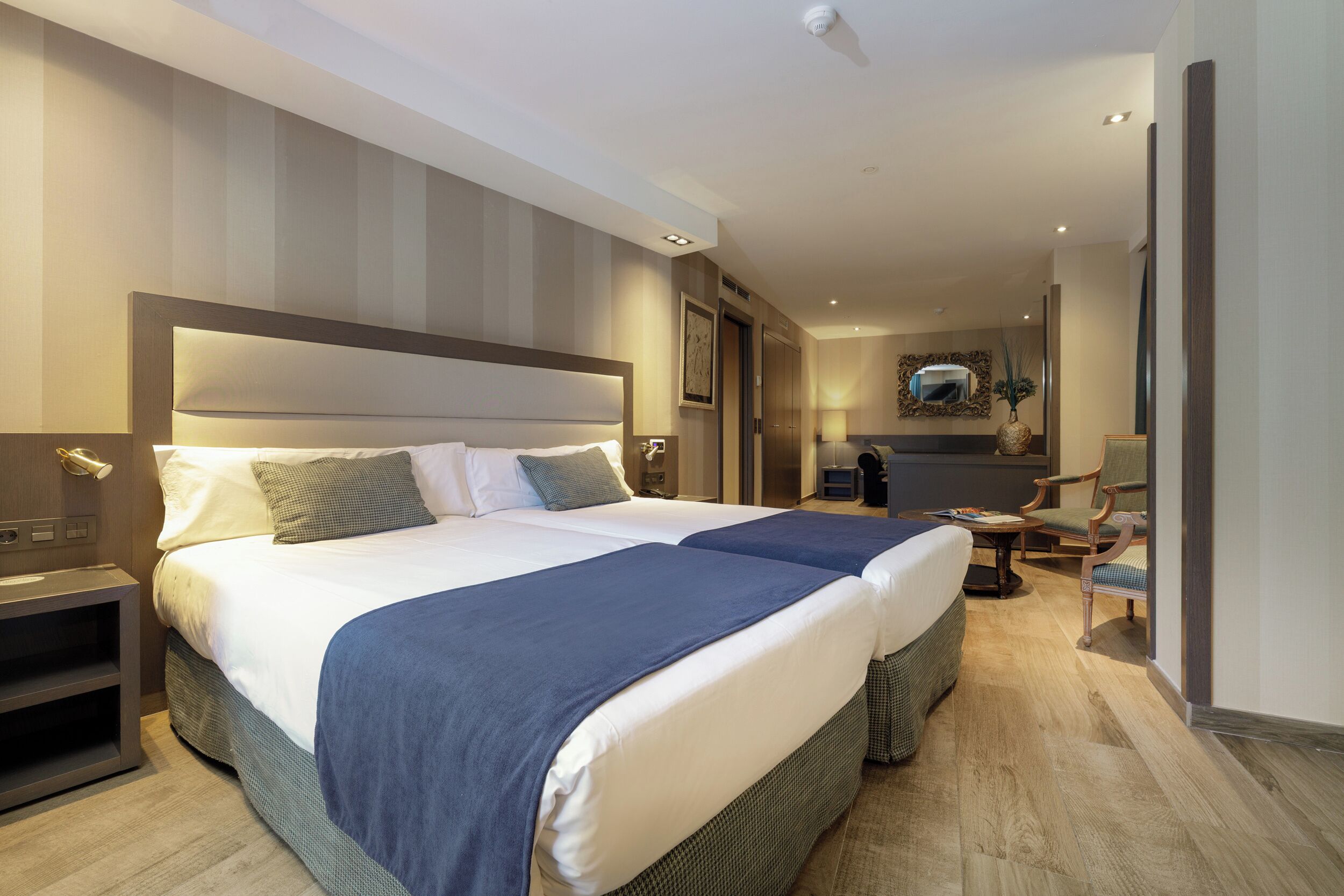 Suite | Donsdekens, een kluis op de kamer, een bureau, een laptopwerkplek