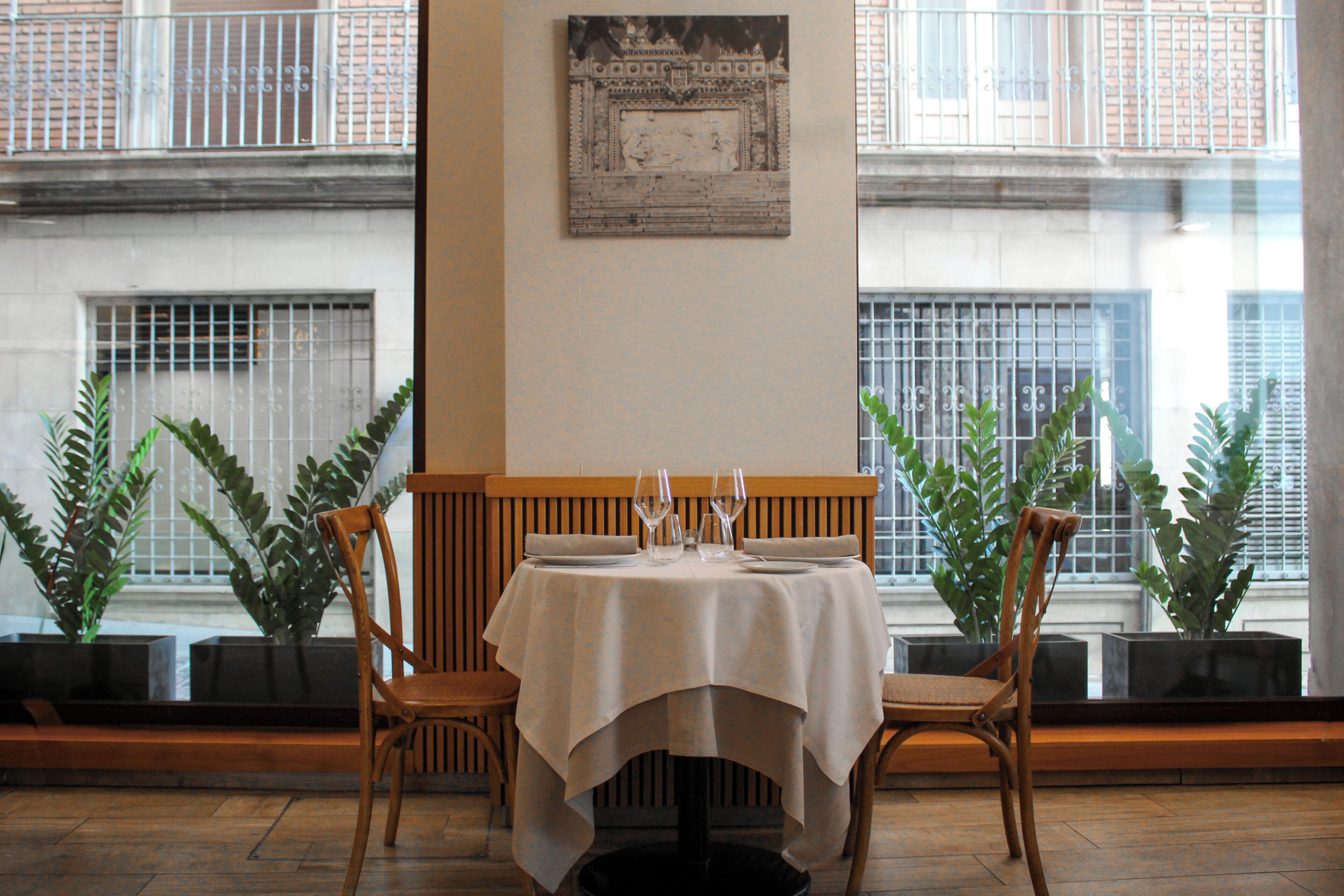 2 restaurants; breakfast, lunch, and dinner served