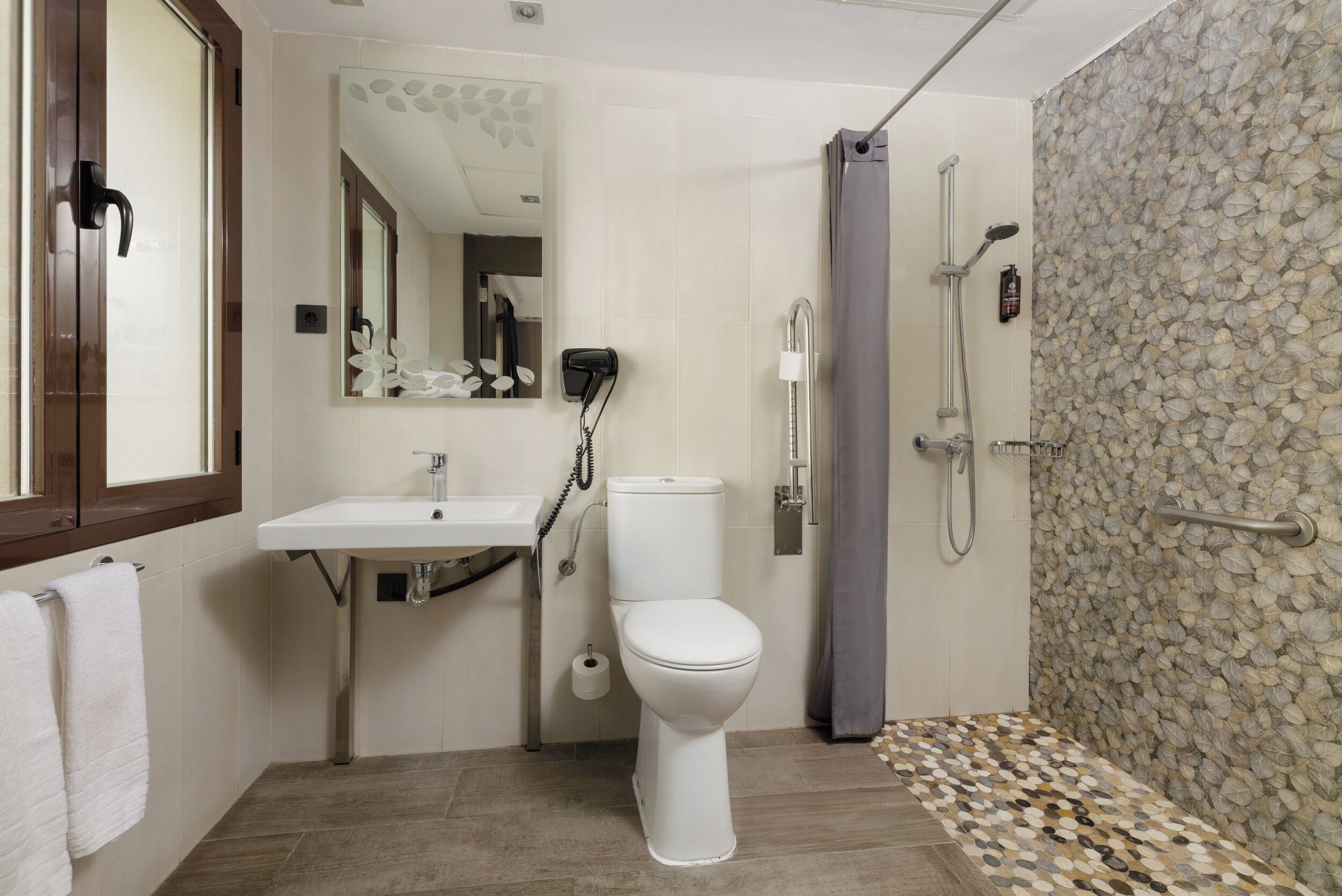 Ein Badezimmer mit Waschbecken, Toilette und Dusche.