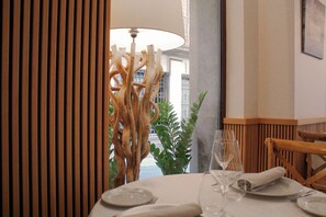 2 restauranter: frokost, lunsj og middag serveres
