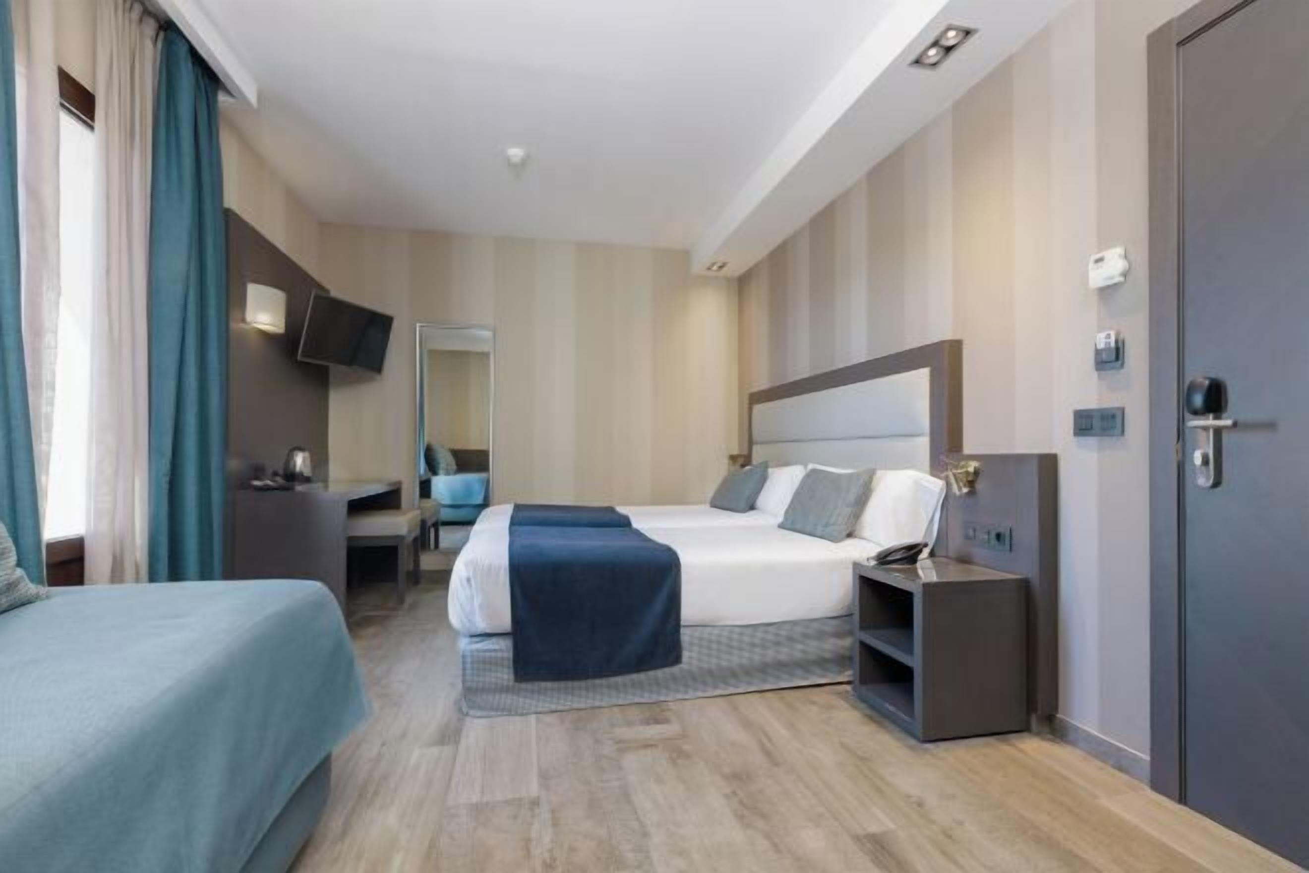 Donsdekens, een kluis op de kamer, een bureau, een laptopwerkplek