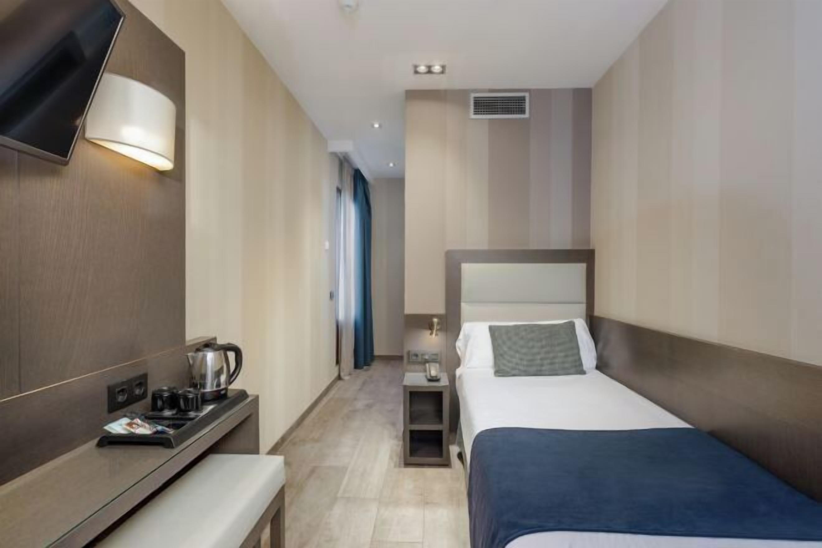 Donsdekens, een kluis op de kamer, een bureau, een laptopwerkplek