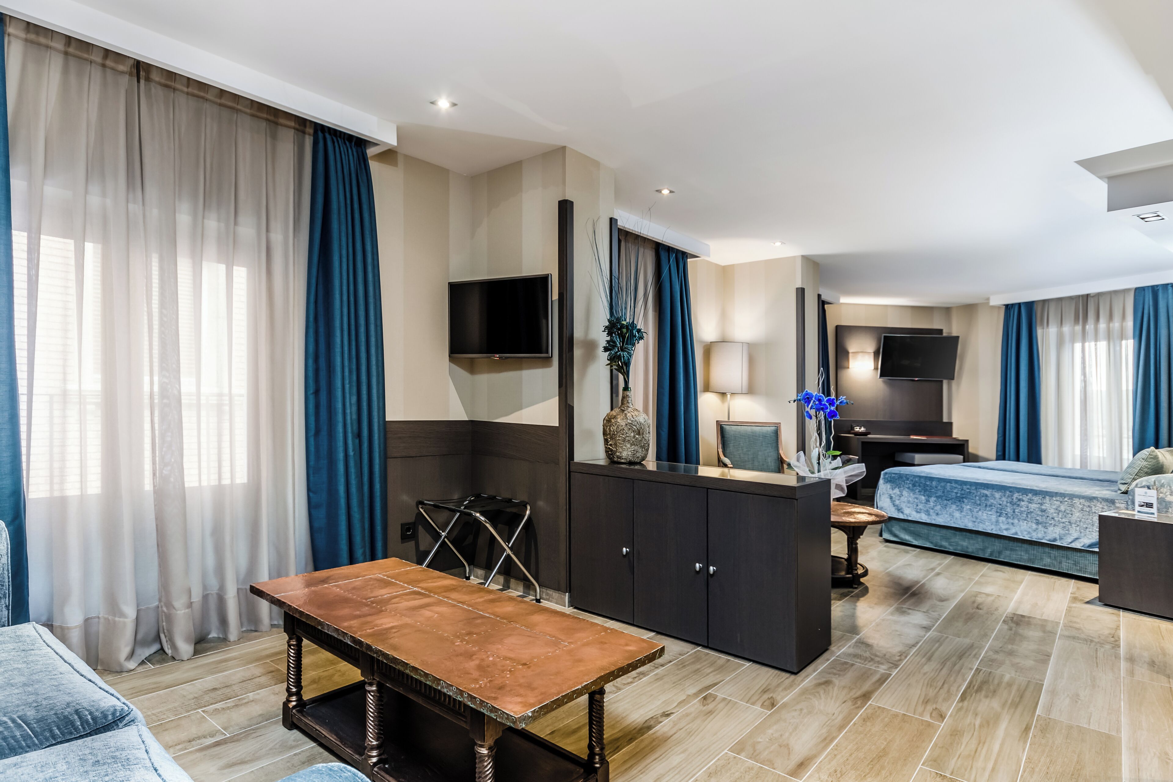 suite | living area | flat-screen tv