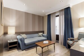 Suite | Wohnbereich | 43-Zoll-Flachbildfernseher mit Satellitenempfang