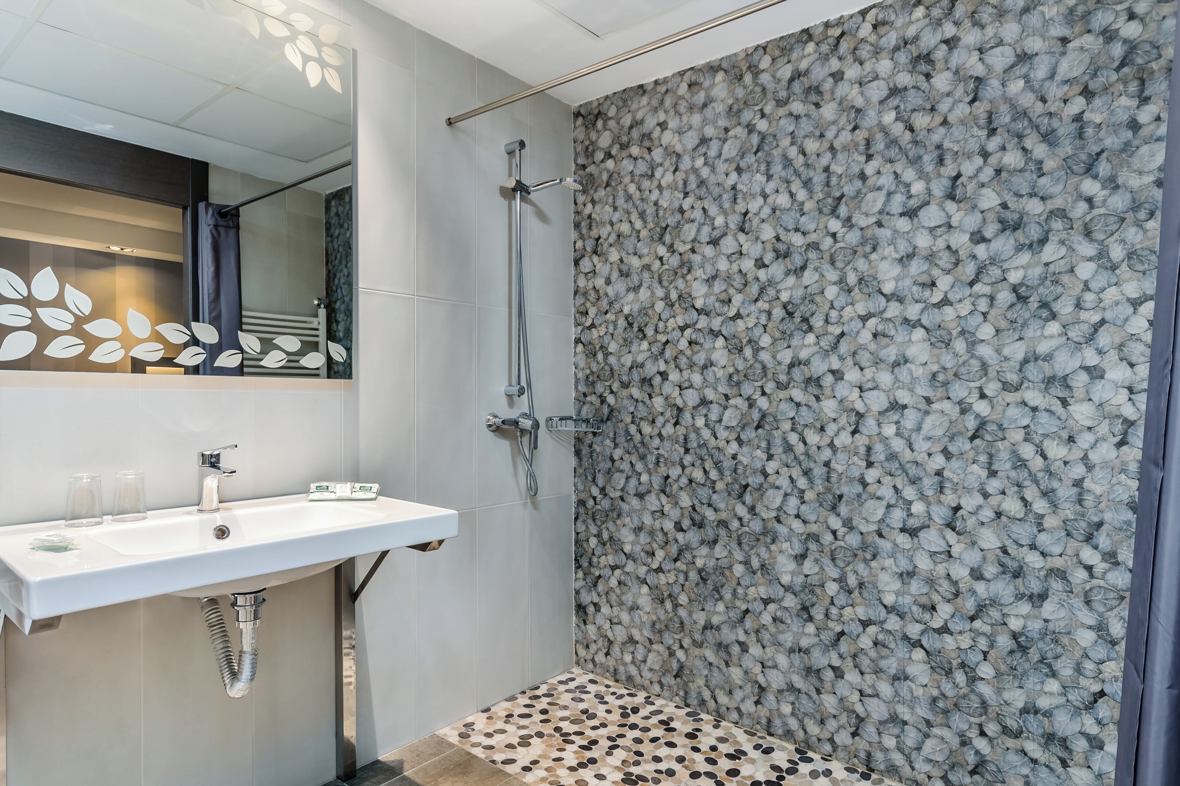 triple room | accessible bathroom