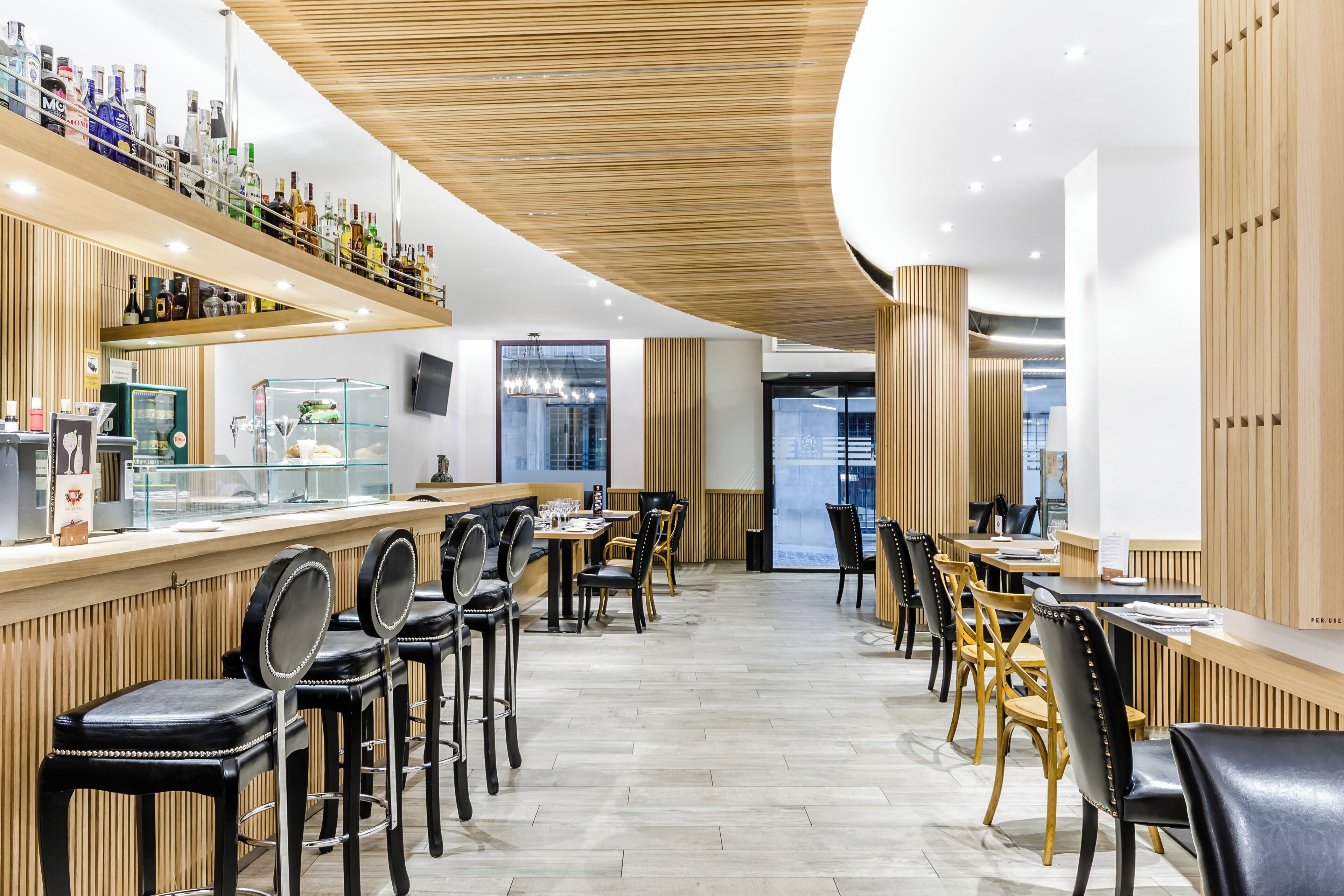 2 restaurants servant le petit déjeuner, spécialités Cuisine régionale