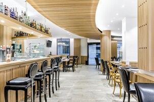 2 间餐厅，供应早餐、午餐和晚餐，地区菜