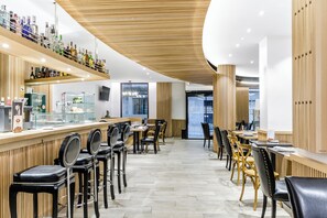 2 間餐廳,供應早餐、午餐和晚餐,地區料理