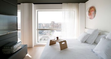 Ropa de cama de alta calidad, cubrecamas y minibar