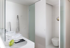 Combined shower/tub, rainfall showerhead, eco-friendly toiletries - Barceló Sants (Barcelona)