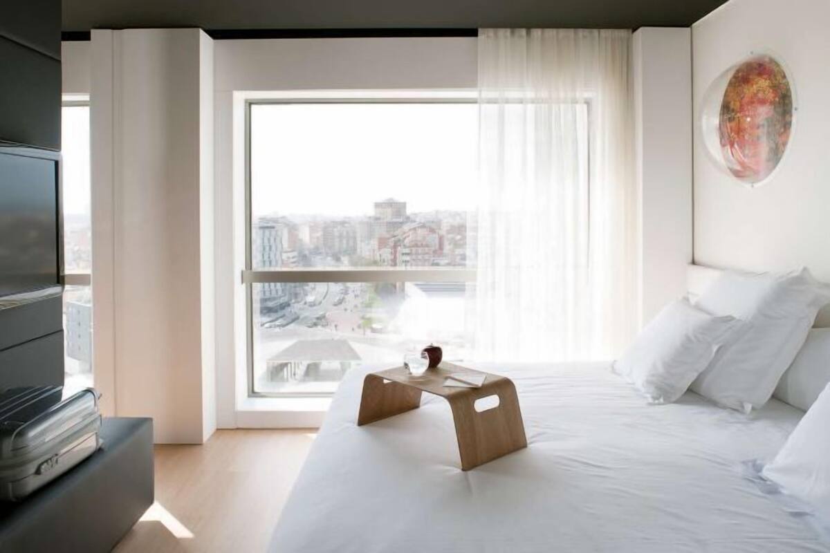 Ropa de cama de alta calidad, cubrecamas y minibar 