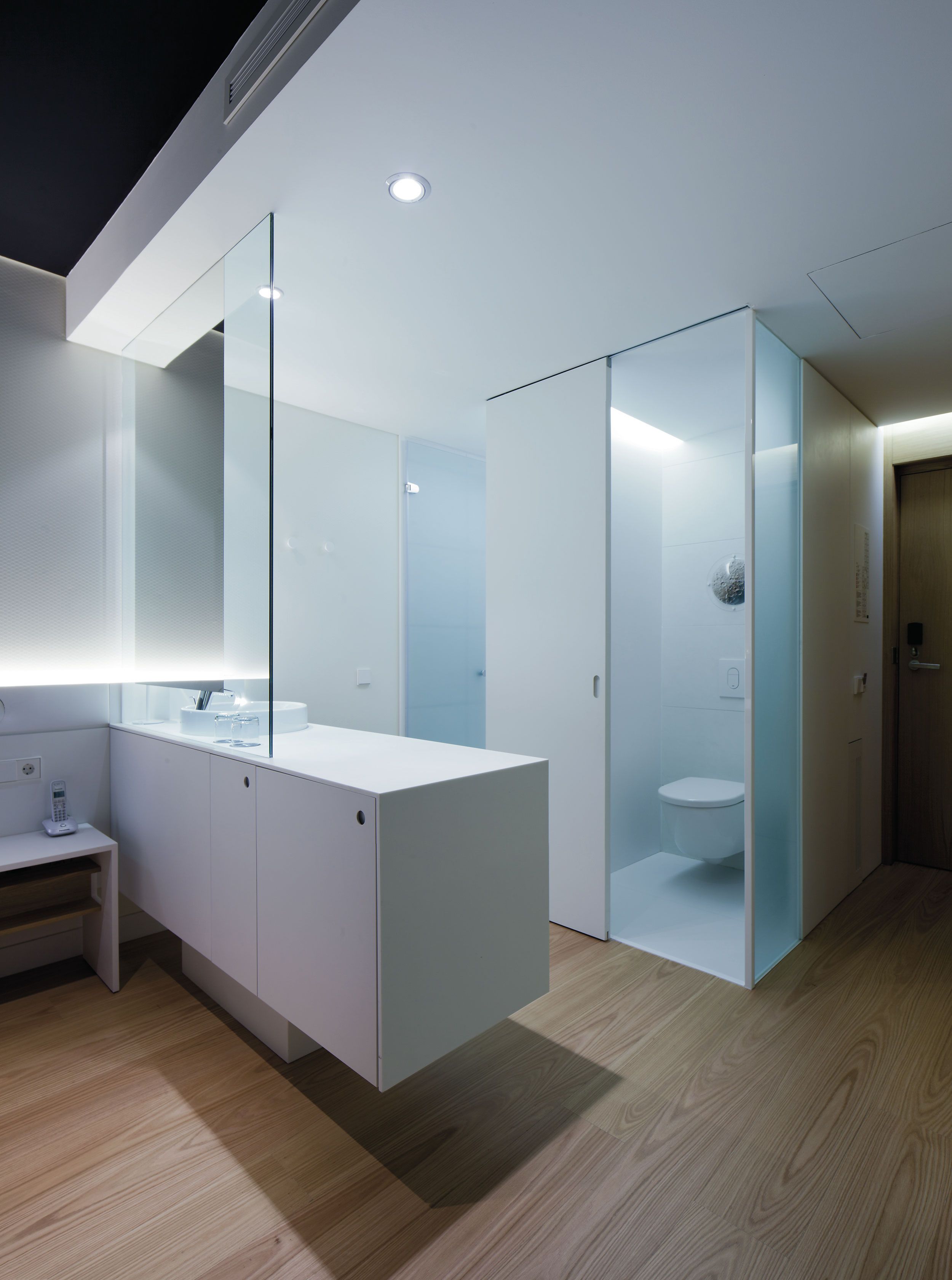 combined shower/bathtub, rainfall showerhead, eco-friendly toiletries