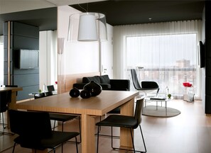 Roupas de cama premium, edredons de pluma, frigobar, cofres nos quartos