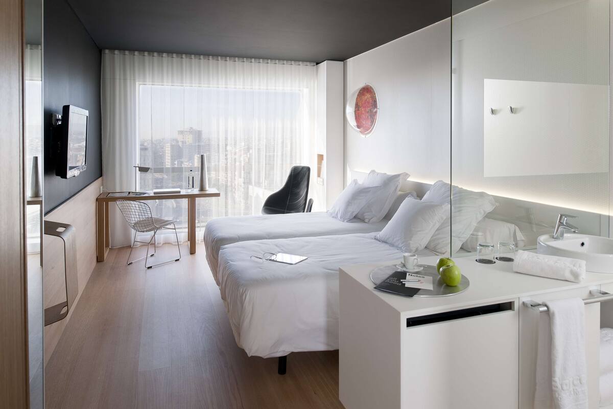 Ropa de cama de alta calidad, cubrecamas y minibar 