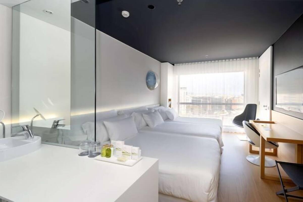 Ropa de cama de alta calidad, cubrecamas y minibar 