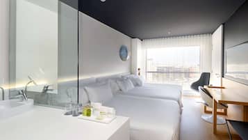 Ropa de cama de alta calidad, edredones de plumas, minibar y caja fuerte