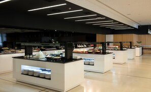 Tägliches Frühstücksbuffet (21 EUR pro Person)