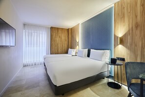 Tremannsrom | Minibar, safe på rommet, skrivebord og skrivebord for bærbar PC