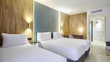 Habitació triple | Minibar, caixa forta a l'habitació i escriptori