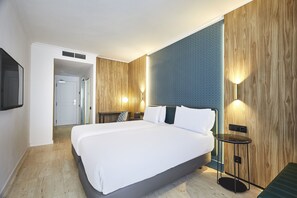 Basic Room | Minibar, in-room safe, desk, laptop workspace - Hotel Exe Mitre (Barcelona)