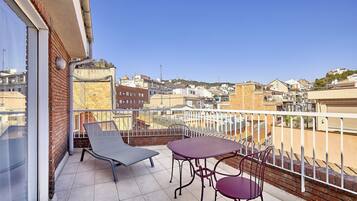 Double Room, Terrace | Minibar, in-room safe, desk, laptop workspace