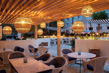 Restaurant. AC Hotel Victoria Suites by Marriott