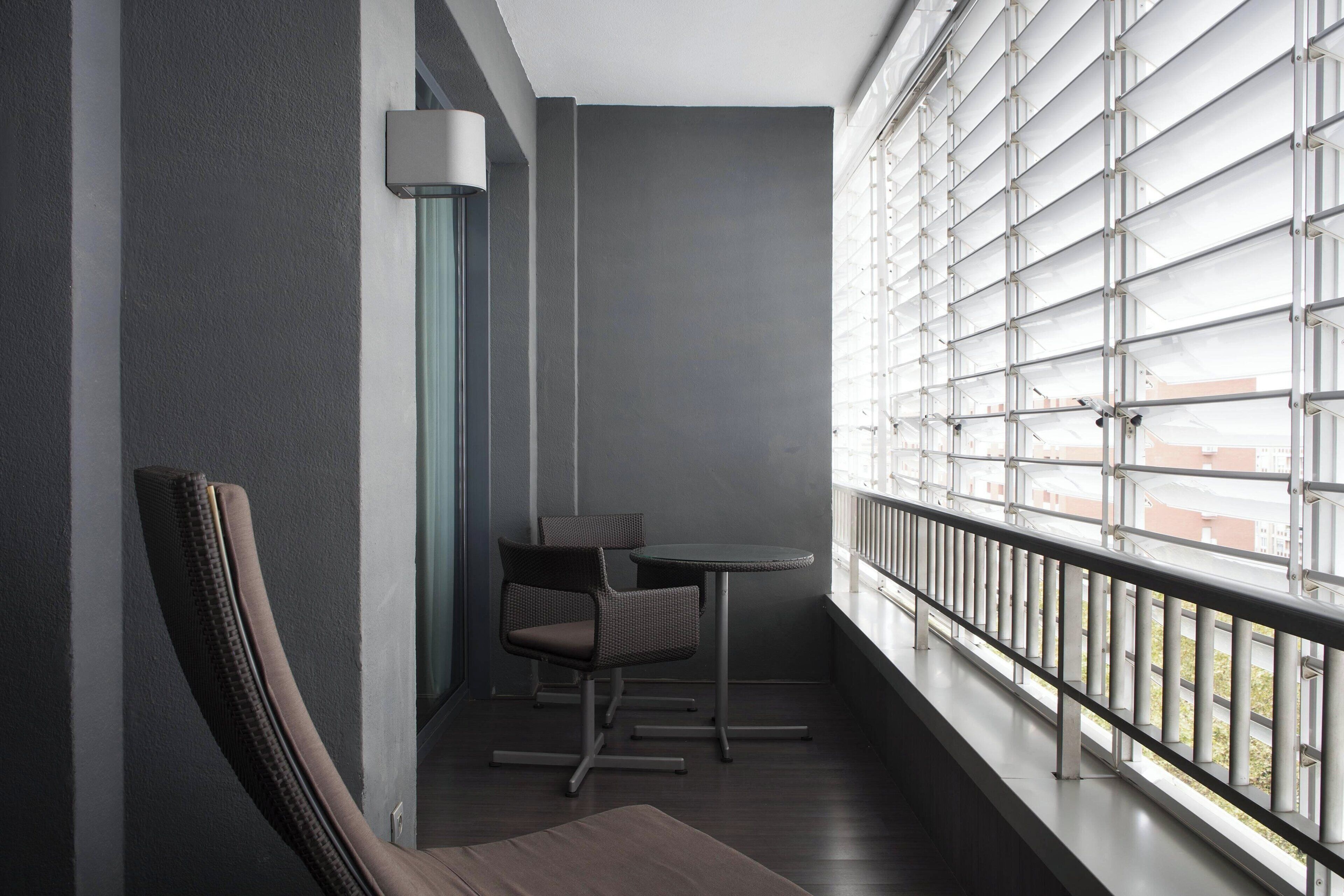 standard room, 1 king bed (view) | 1 bedroom, minibar, in-room safe, desk