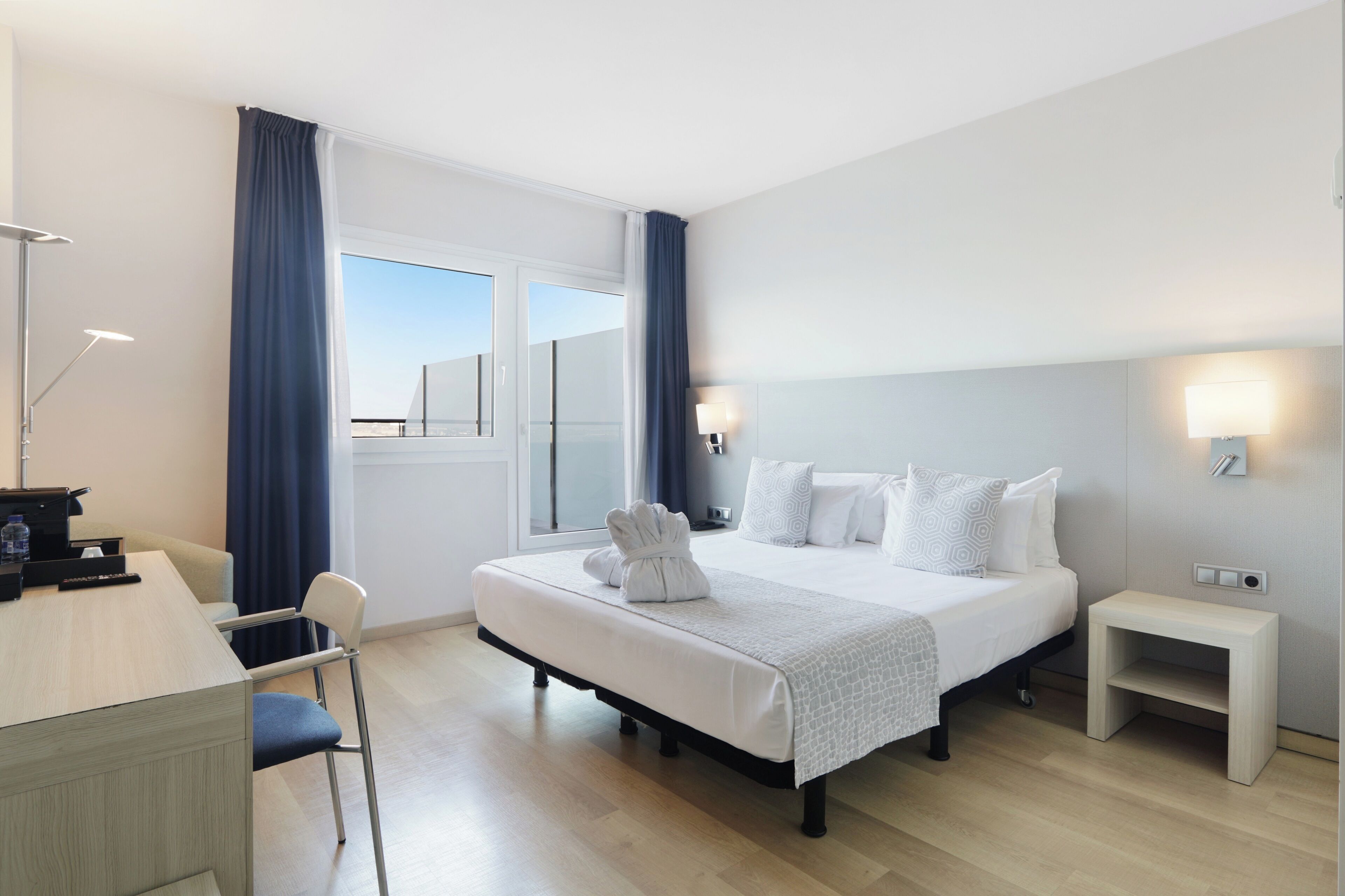 خزنة داخل الغرفة ومكتب وستائر تعتيم وتجهيزات عازلة للصوت